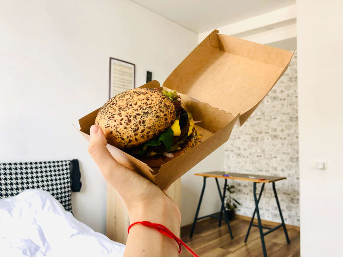 Interdiction de la vaisselle jetable dans les fast food : On vous explique ! ♻️